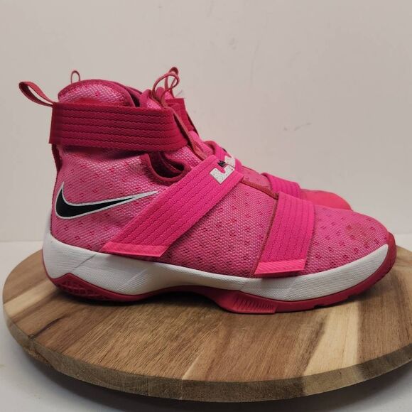Nike LeBron Soldier 10 GS 'Vivid Pink Blast' 845121-606 size 6Y / Women's 7.5 - Picture 1 of 11